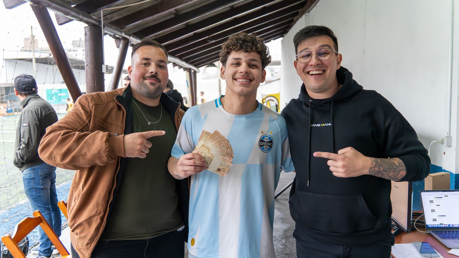 Pablo Fernando, campeão do campeonato de EA SPORTS FC 26, ao lado da equipe Game Mania