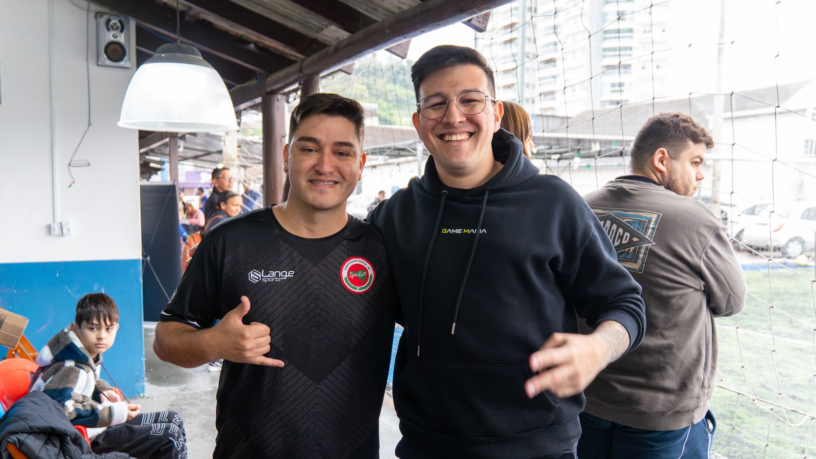 Equipe Game Mania no Society Marechal, com o campo de futebol ao fundo