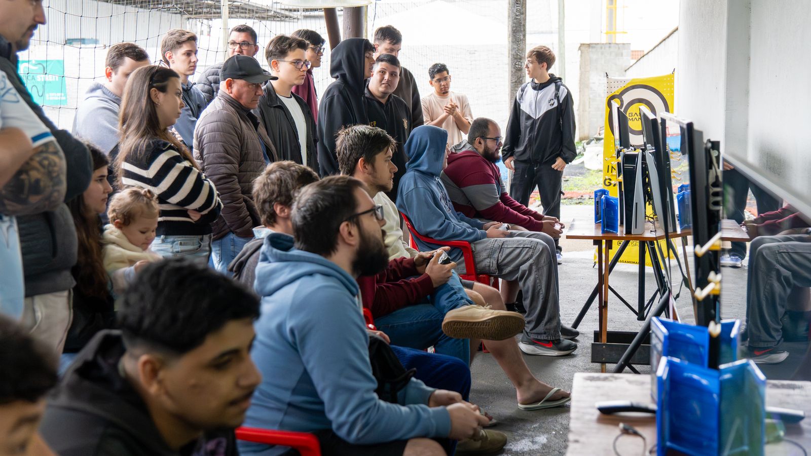 Público acompanhando o campeonato de EA SPORTS FC 26 apoiado pela Game Mania no Society Marechal