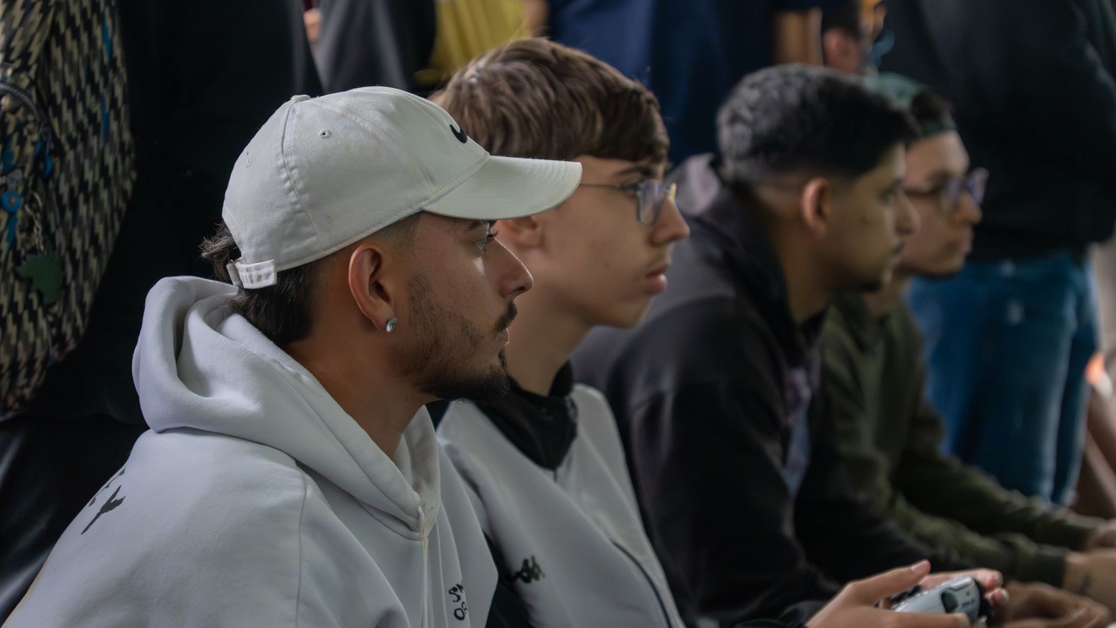 Jogadores concentrados durante uma partida do campeonato de EA SPORTS FC 26