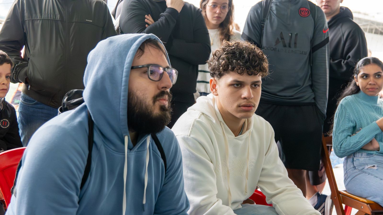 Dupla de jogadores aguardando a vez de entrar em campo no jogo