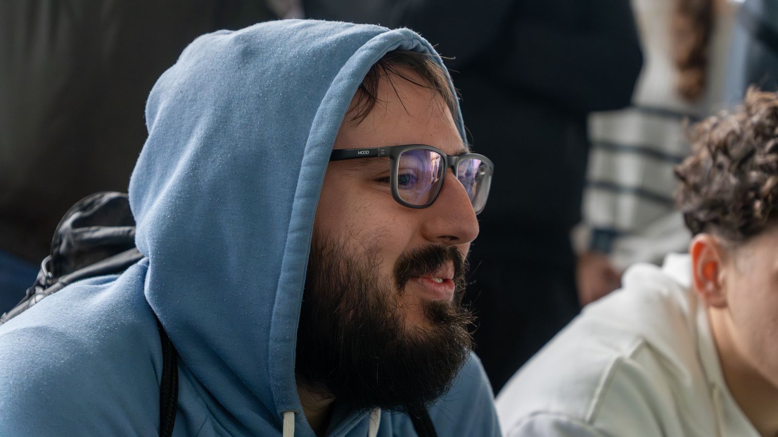 Jogador analisando a partida durante o campeonato