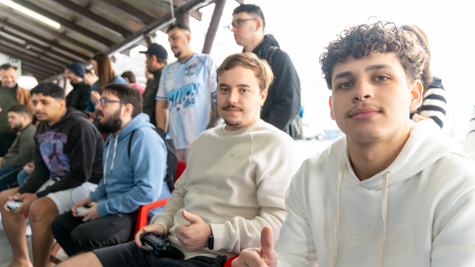 Participantes reunidos durante o campeonato de EA SPORTS FC 26