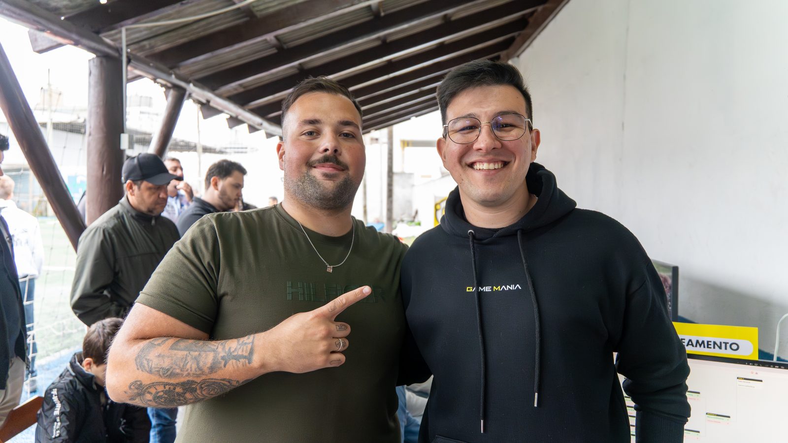André Luiz, organizador do campeonato, ao lado da equipe Game Mania