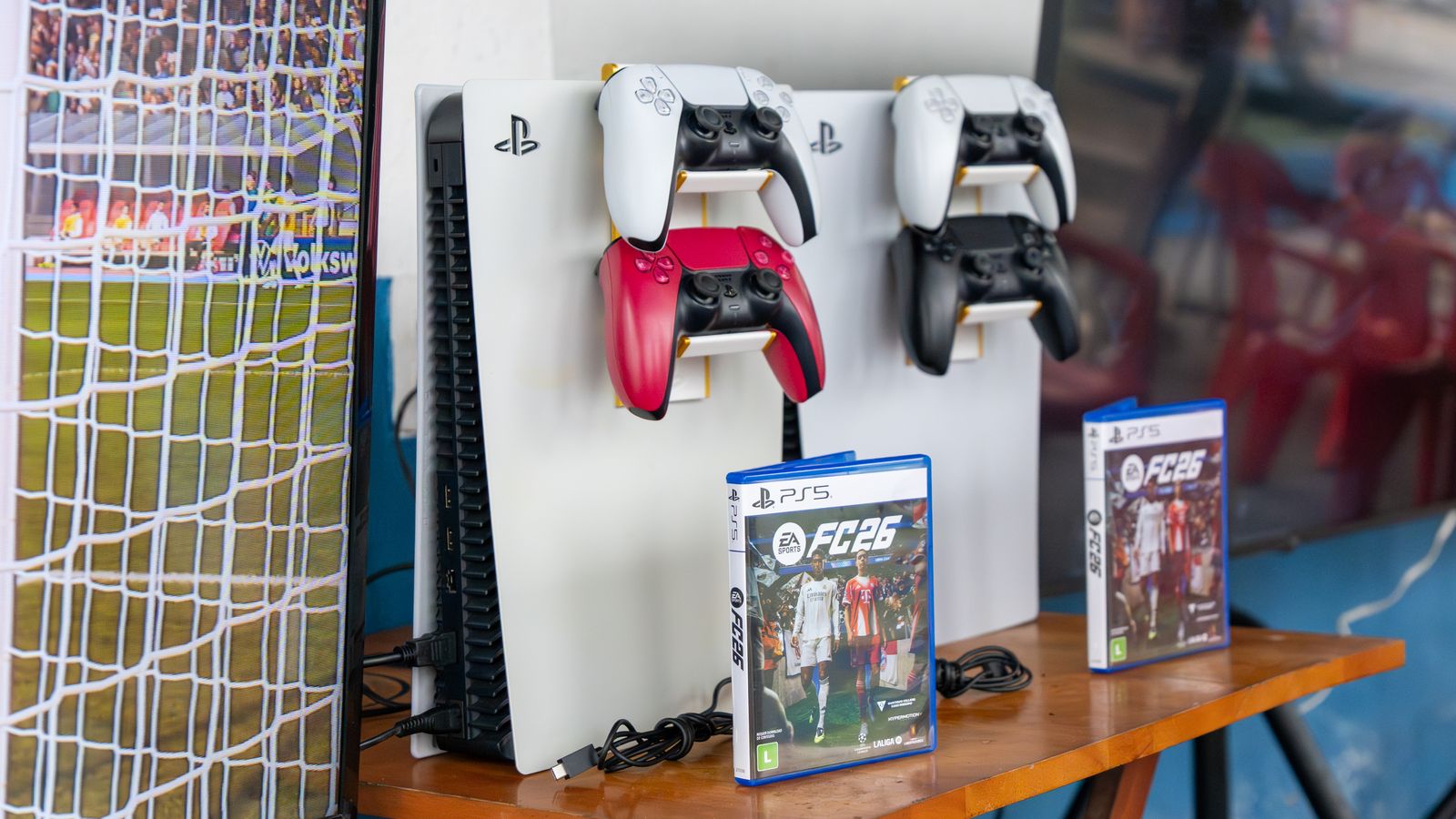 Consoles PlayStation 5, controles e cópias de EA SPORTS FC 26 levados pela Game Mania para o campeonato