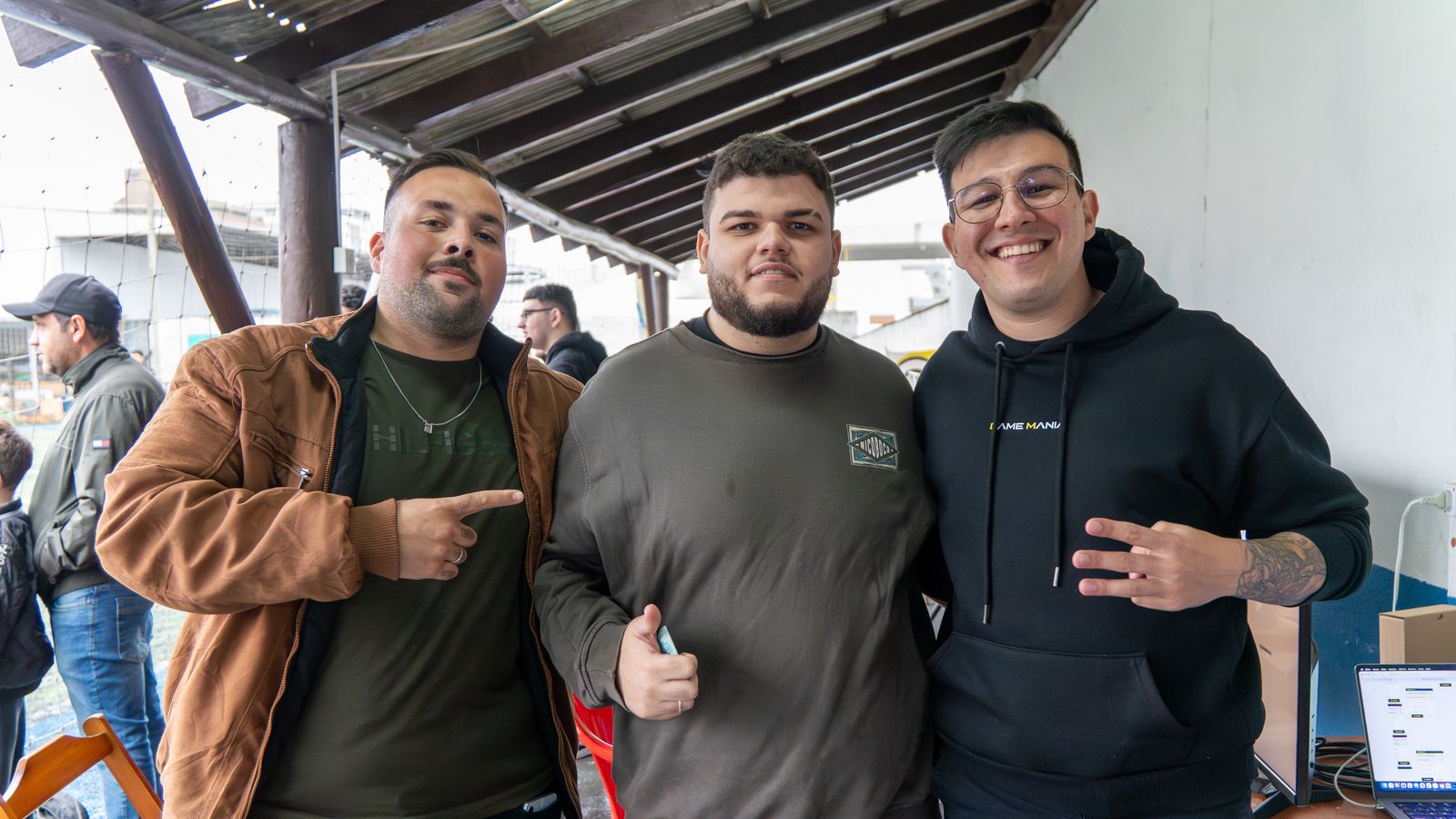 Vinícius Soledade, terceiro colocado do campeonato de EA SPORTS FC 26, ao lado da equipe Game Mania