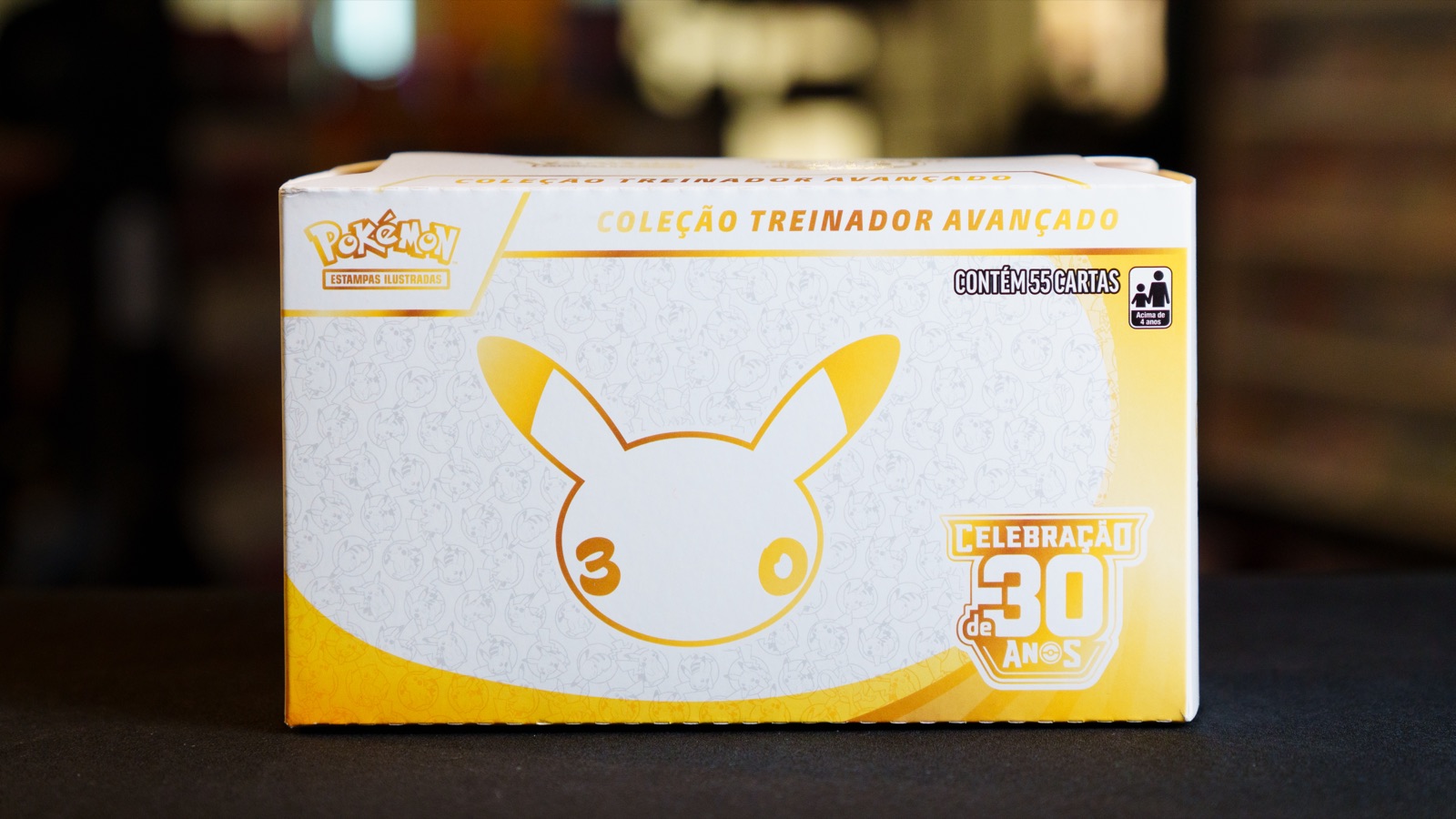 Coleção Treinador Avançado da Celebração de 30 Anos de Pokémon sobre o balcão de uma loja Game Mania
