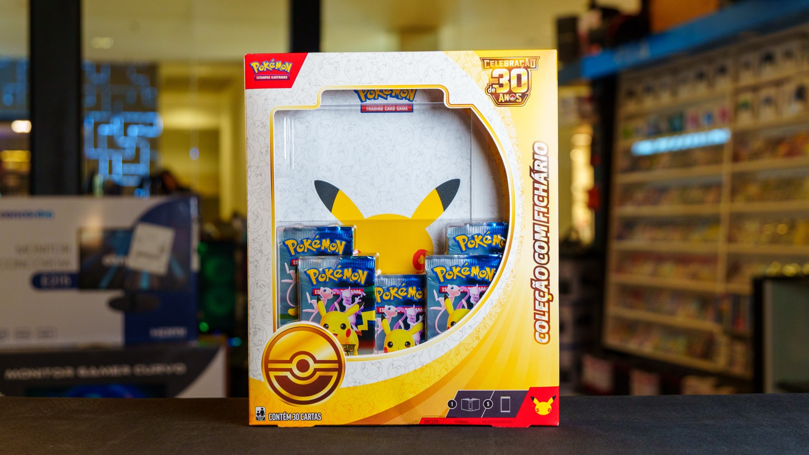 Coleção com Fichário da Celebração de 30 Anos de Pokémon, com cinco pacotes de booster
