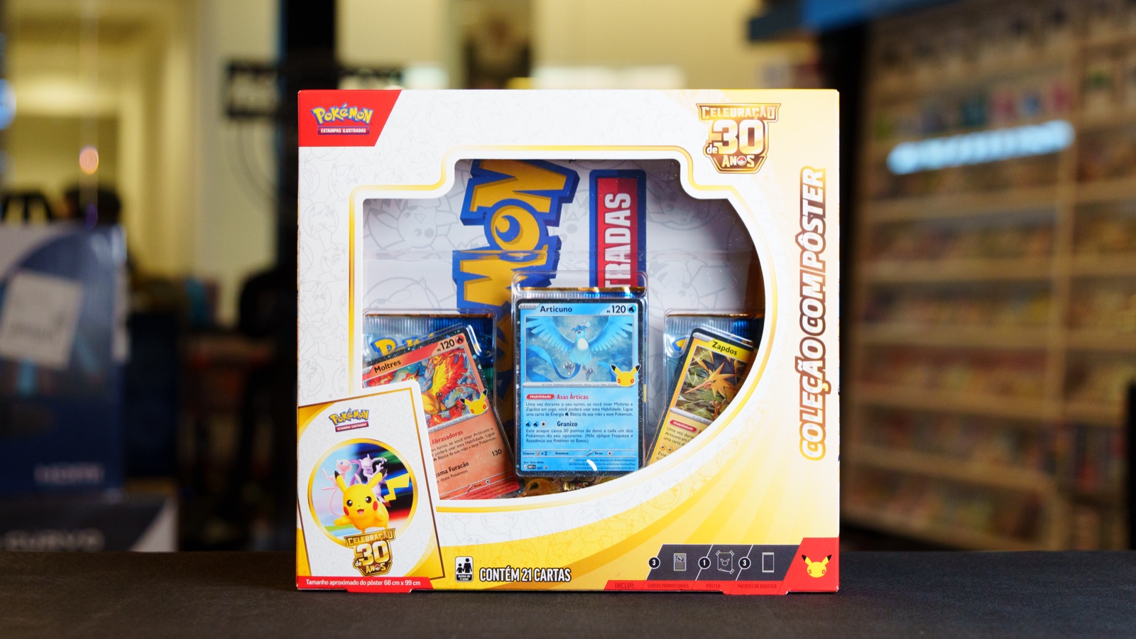 Coleção com Pôster da Celebração de 30 Anos de Pokémon, com as cartas de Moltres, Articuno e Zapdos