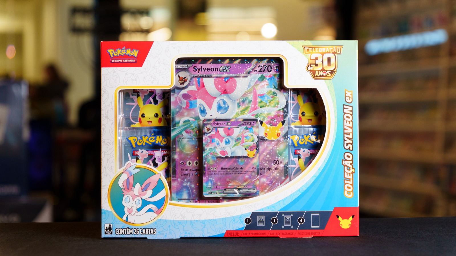 Coleção Sylveon ex da Celebração de 30 Anos de Pokémon, com carta promocional e carta extragrande da Sylveon ex