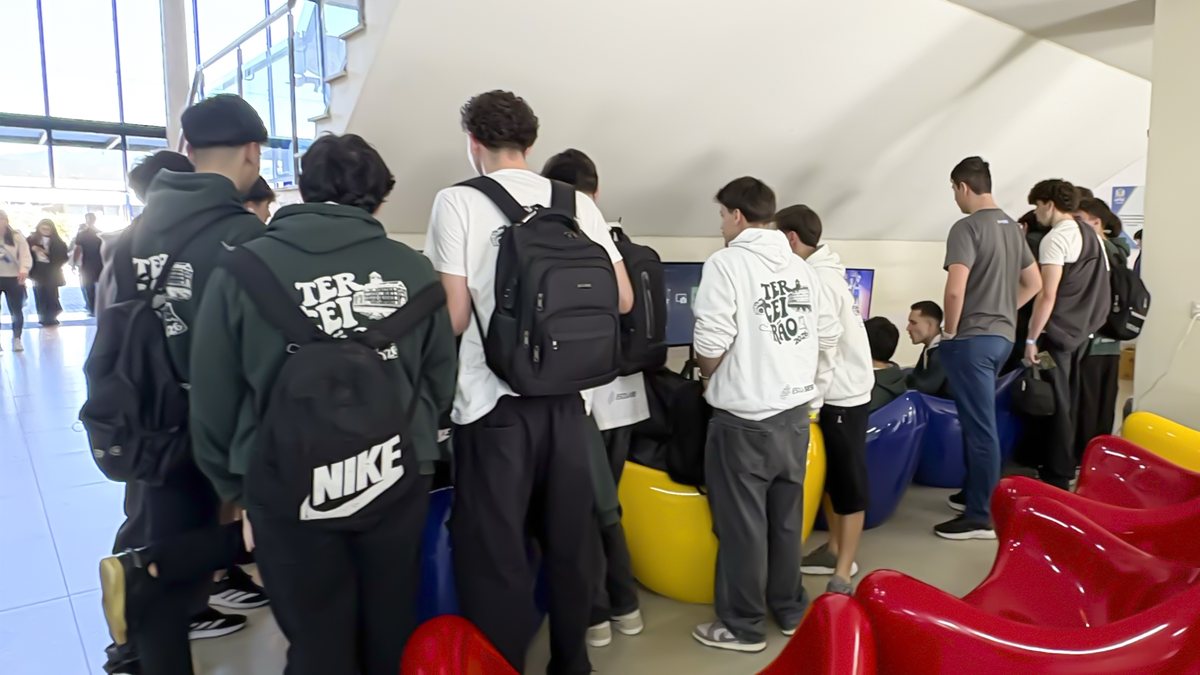 Fila de estudantes aguardando a vez para jogar no espaço gamer da Feira de Cursos da UFSC Joinville