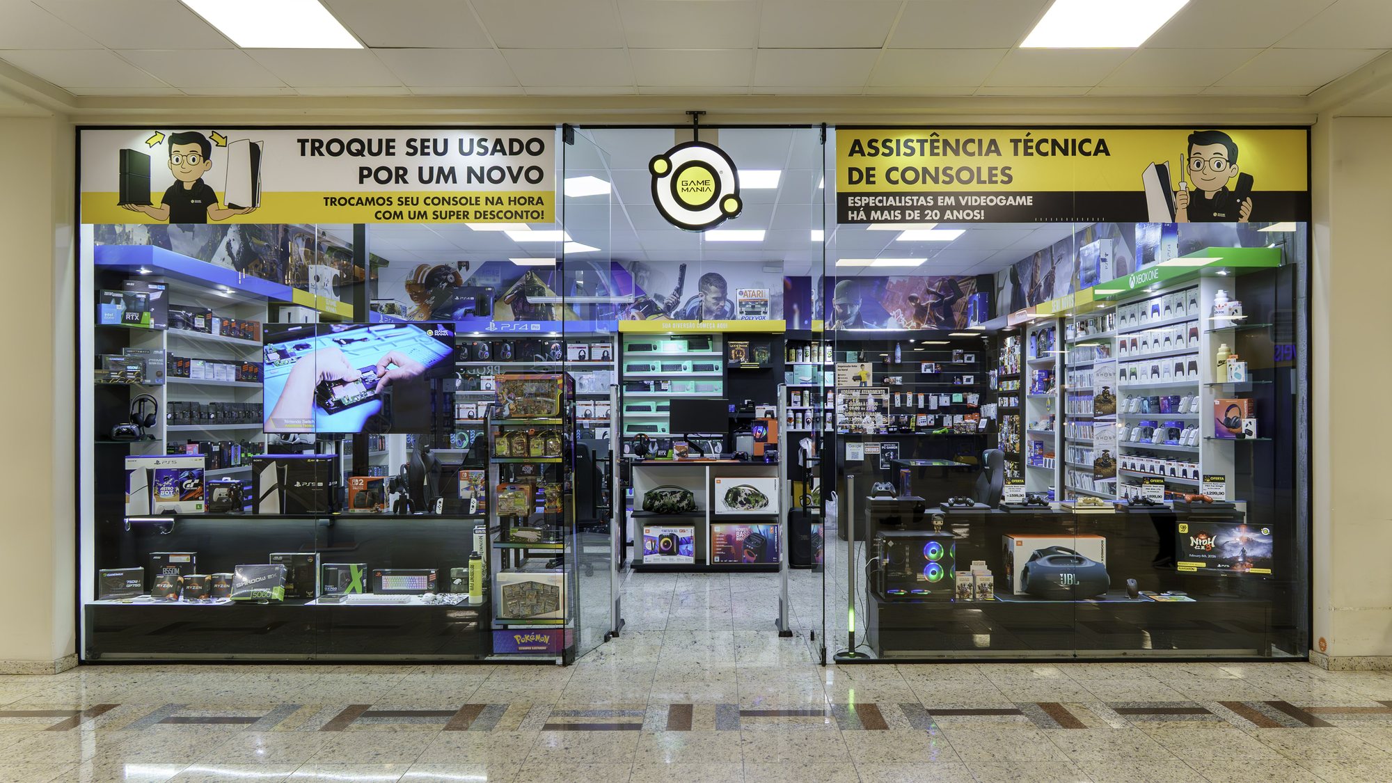 Fachada de uma loja Game Mania, com destaque para a assistência técnica de consoles