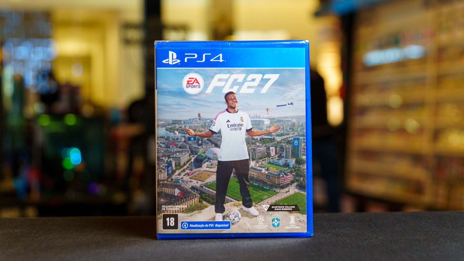 Capa de EA SPORTS FC 27 para PlayStation 4, exposta em uma loja Game Mania