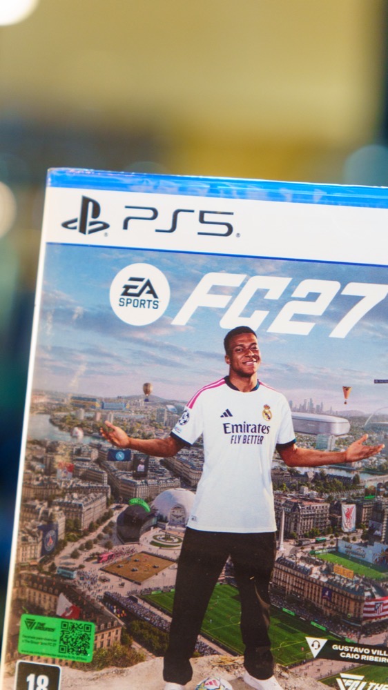 Detalhe da capa de EA SPORTS FC 27 para PlayStation 5