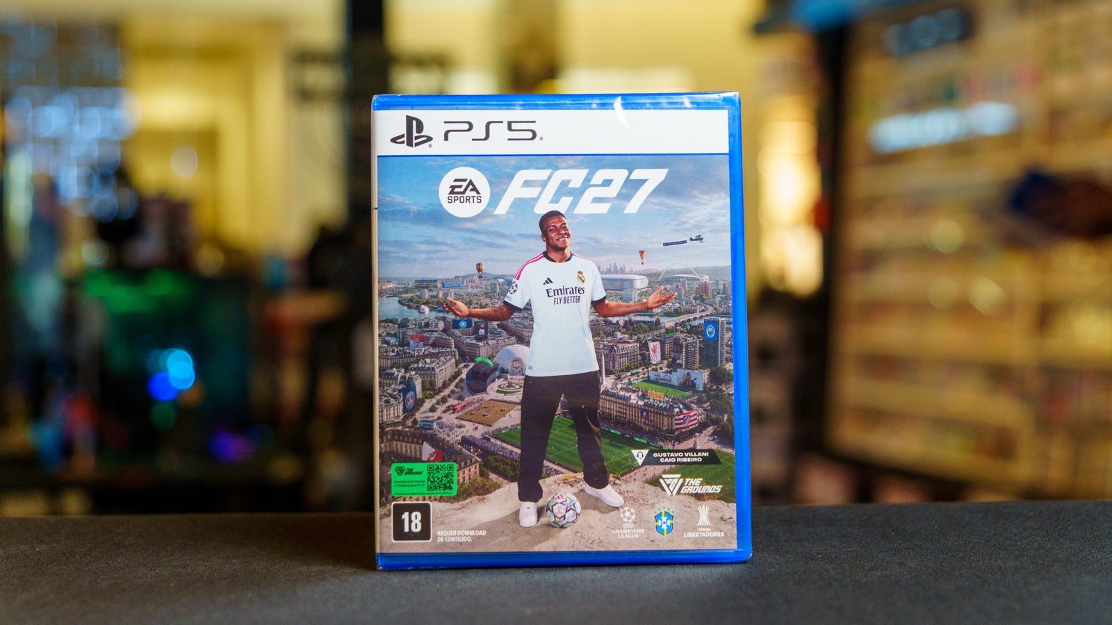 Capa de EA SPORTS FC 27 para PlayStation 5, exposta em uma loja Game Mania