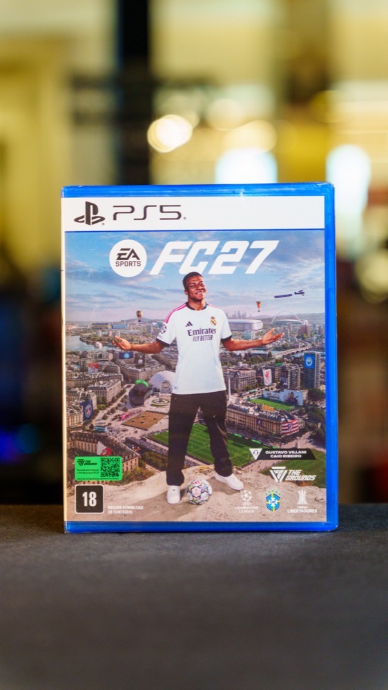 Capa de EA SPORTS FC 27 para PlayStation 5 sobre o balcão da loja