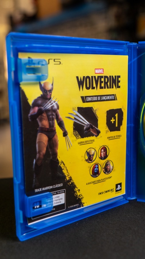 Detalhe do encarte interno da caixa de Marvel's Wolverine, mostrando os ícones dos bônus de lançamento e os avatares para PSN