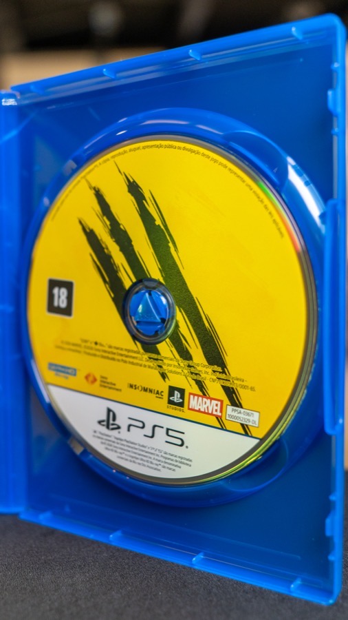 Disco de Marvel's Wolverine para PlayStation 5 dentro da caixa do jogo