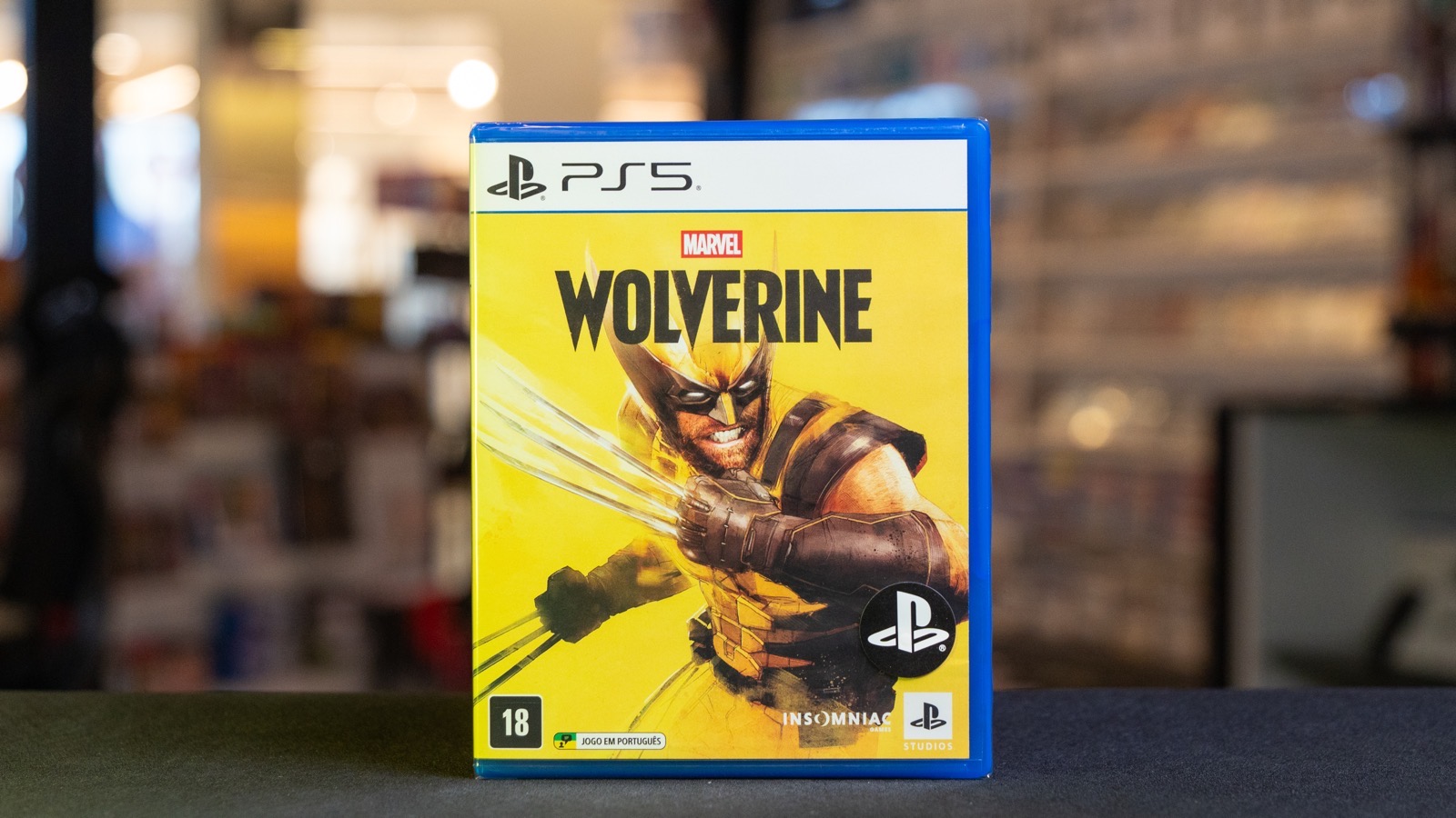 Cópia de Marvel's Wolverine para PlayStation 5 em cima do balcão de uma loja Game Mania