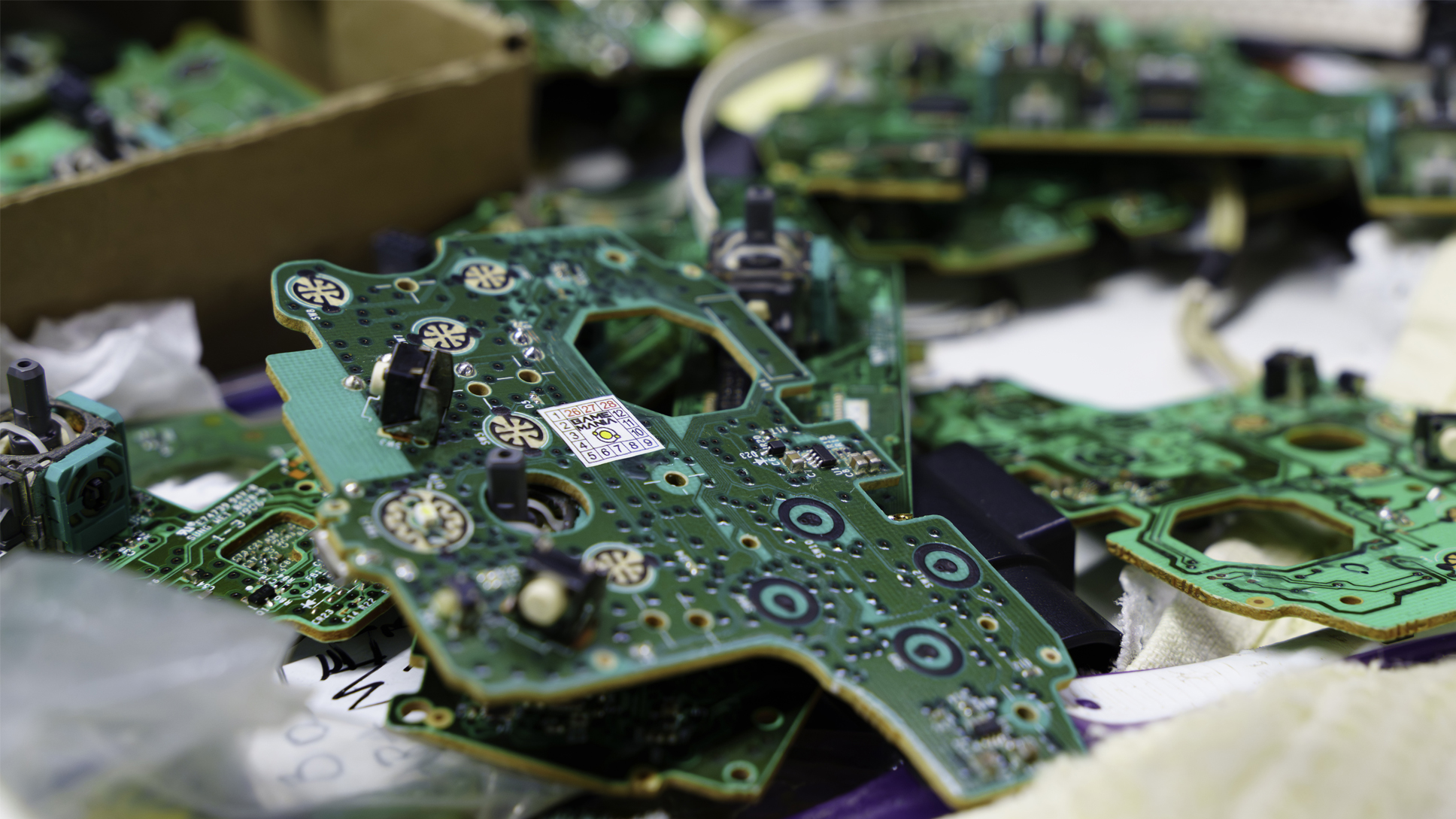 Placas de controle com etiqueta de identificação Game Mania organizadas na assistência técnica