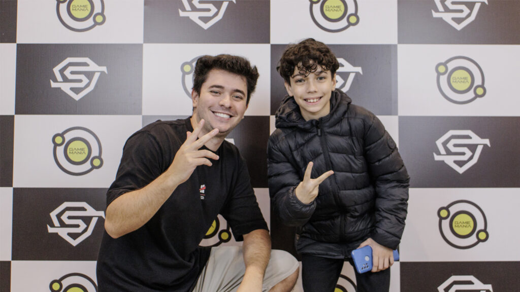Flakes Power posando com fãs no evento