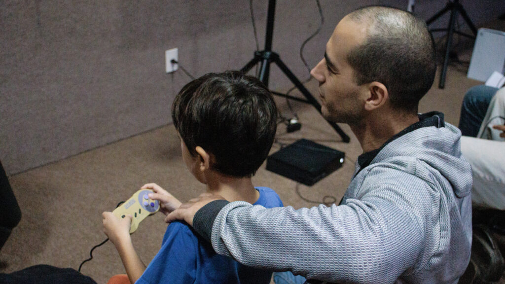 Público jogando no stand da Game Mania