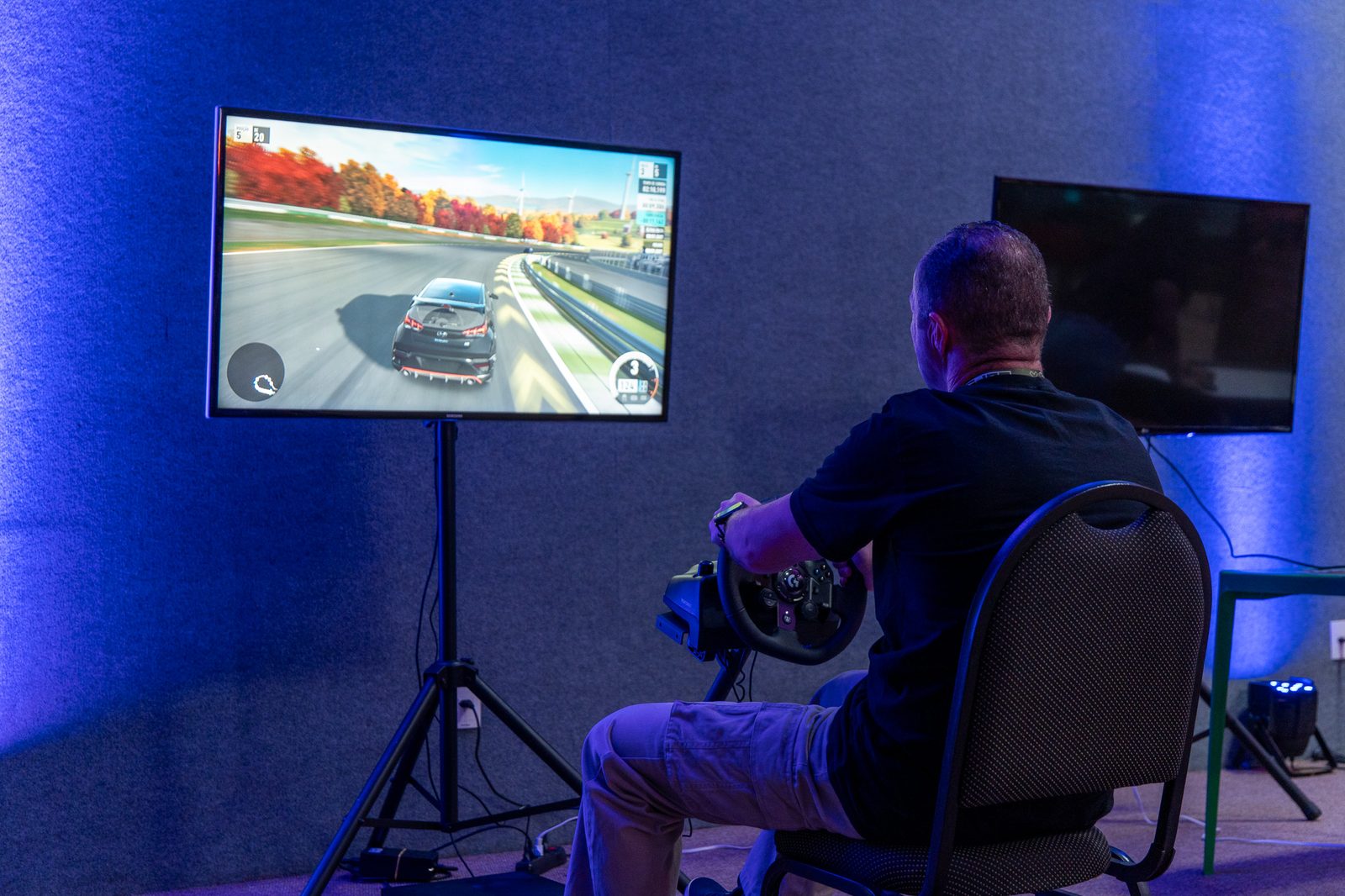 Simulador de corrida com volante no espaço gamer da Game Mania