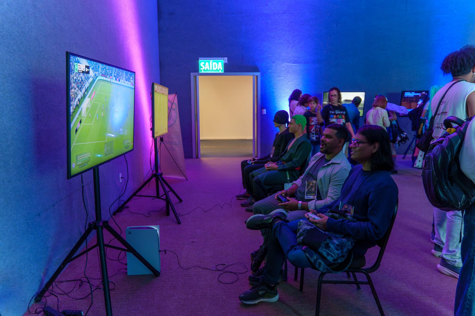 Público jogando futebol de PS5 no espaço gamer da Game Mania