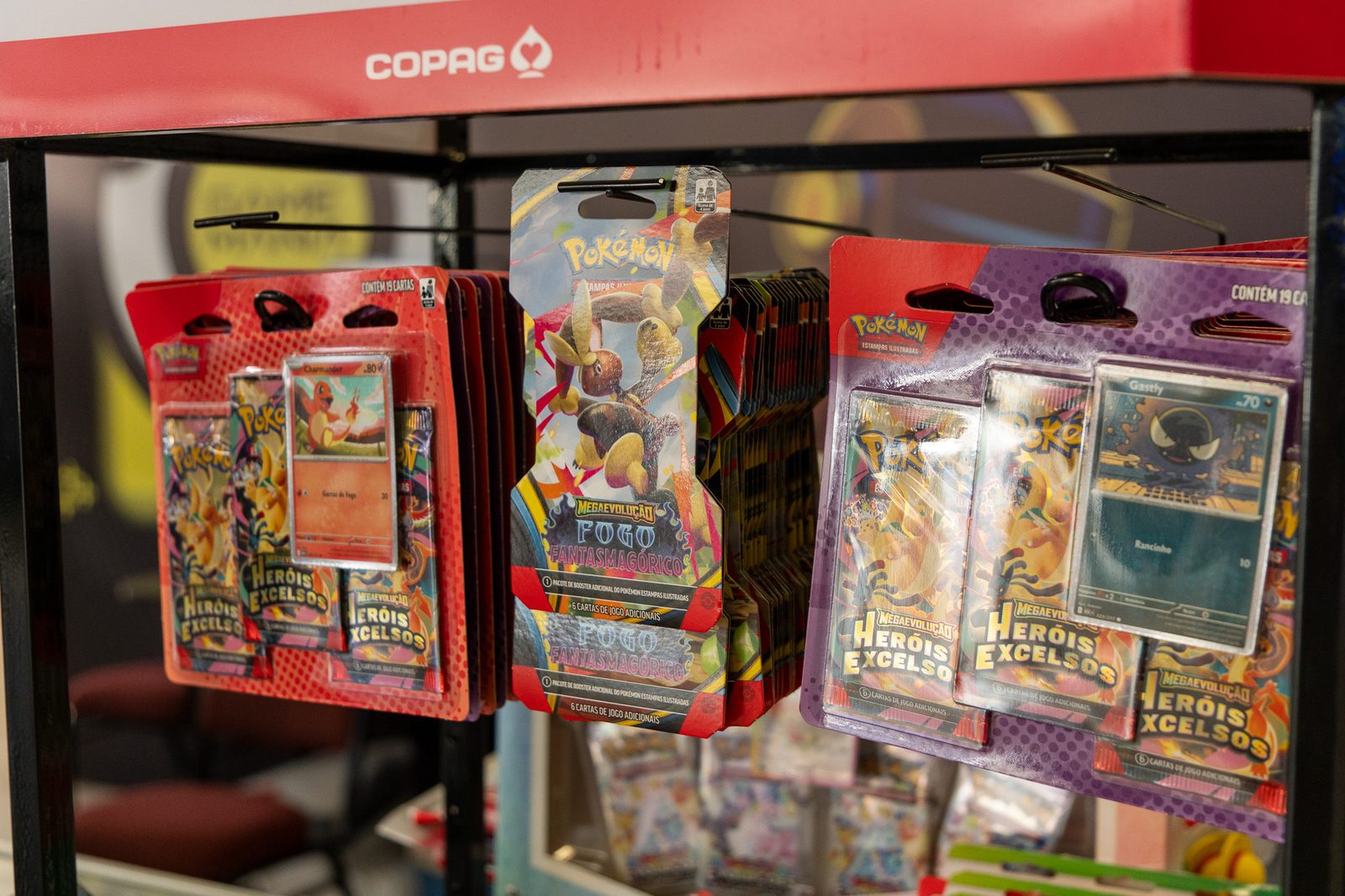 Produtos Pokémon TCG à venda no estande da Game Mania