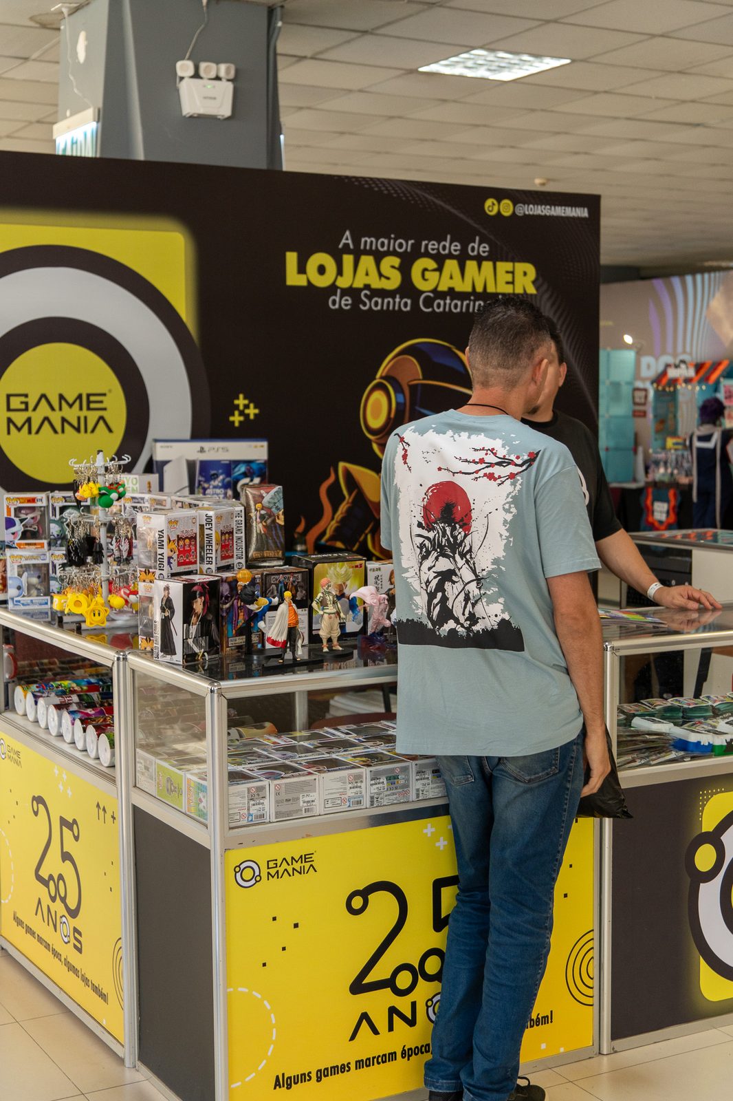 Funko pops e action figures no estande da Game Mania