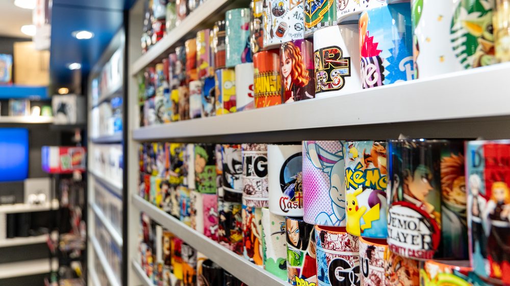 Parede de canecas colecionáveis de cultura pop na loja Game Mania do Giassi América