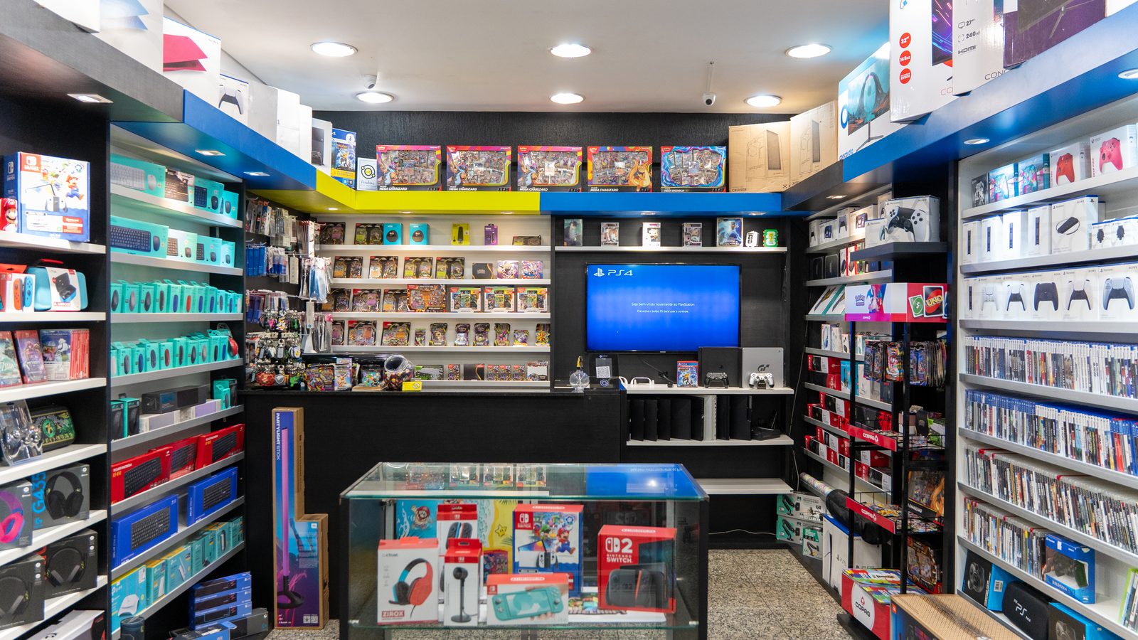 Interior renovado da loja Game Mania no Giassi América com prateleiras organizadas por categoria