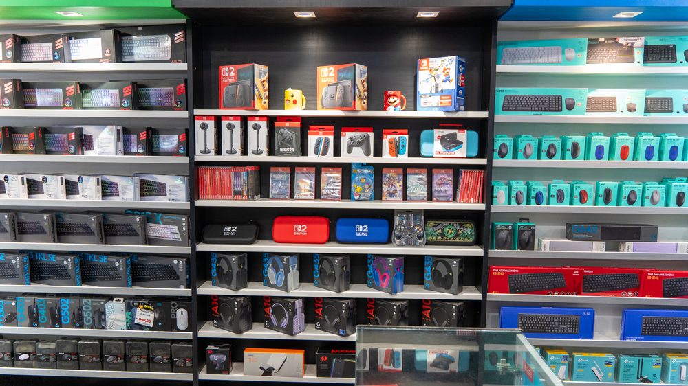 Parede de periféricos gamer na loja Game Mania do Giassi América