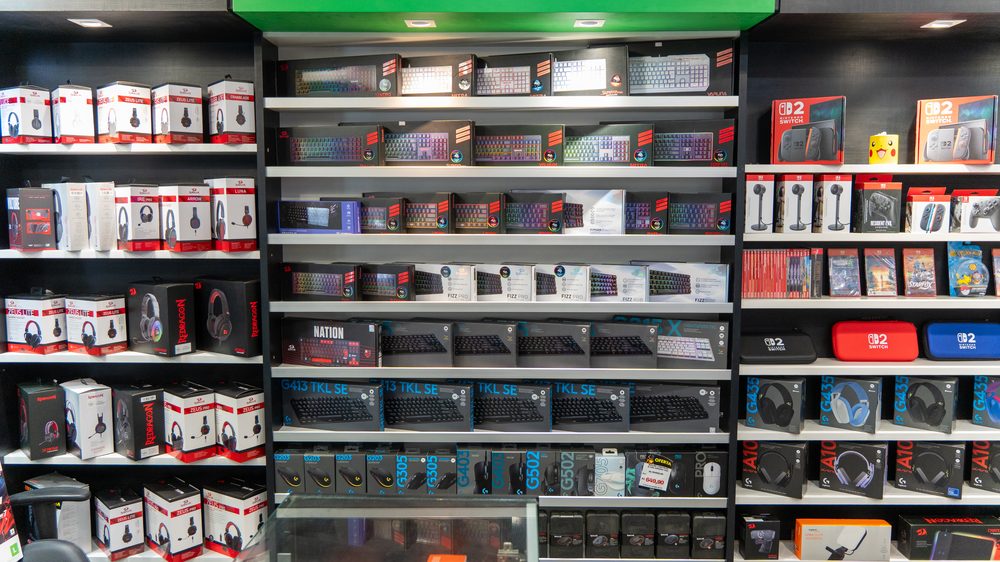 Prateleiras de teclados e headsets na loja Game Mania do Giassi América